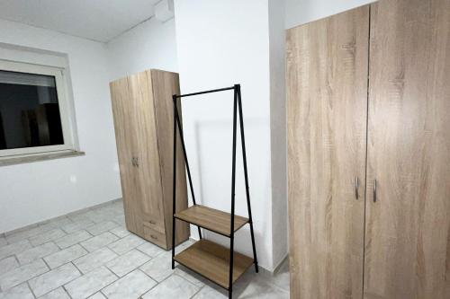 um espelho e um armário de madeira num quarto em Apartment in Neu-Ulm em Neu-Ulm