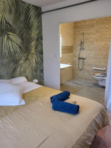 シュヴェルニーにあるCheverny la vie est belleのベッドルーム(大型ベッド1台付)、バスルームが備わります。