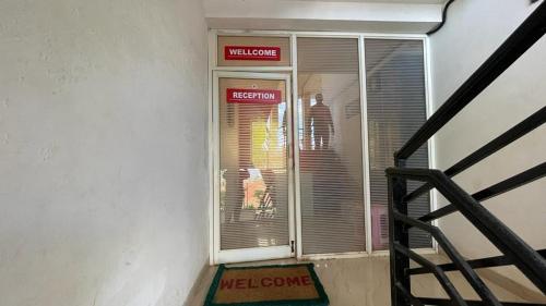 um quarto com uma escada e uma janela com persianas em Hotel kumar em Panchgani