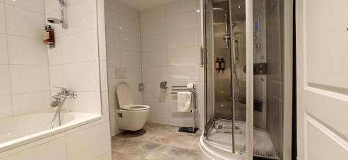 Un baño de Hotel Waldblick BSR Garten mit Pavillons im Schwarzwald, ideal für Paare, Familien, Hunde