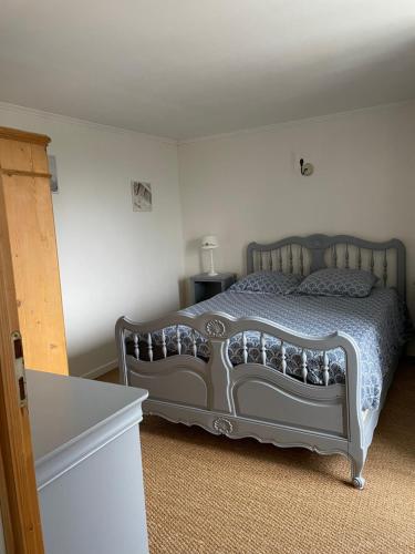 - une chambre avec un grand lit dans l'établissement L'Ermitage St. Roch, à Salins-les-Bains