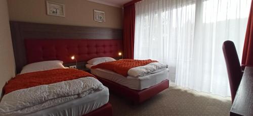 Una cama o camas en una habitación de Hotel Waldblick BSR Garten mit Pavillons im Schwarzwald, ideal für Paare, Familien, Hunde