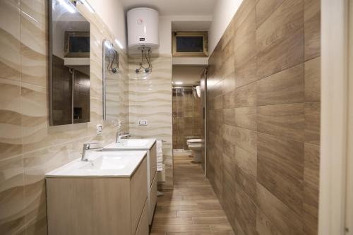 ein Badezimmer mit zwei Waschbecken und einem WC in der Unterkunft King Ladislao Apartment by Wonderful Italy in Neapel