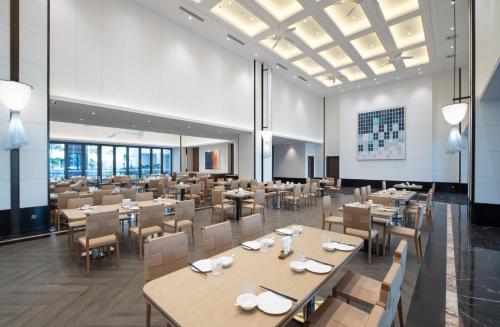 Un restaurante o sitio para comer en Sanya Junji Seaview Hotel