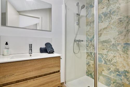 uma casa de banho com um lavatório e um chuveiro em Gandia Confort Lope de Vega em Gandia