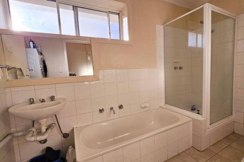 La salle de bains est pourvue d'un lavabo et d'une baignoire. dans l'établissement 2 Bed Apartment York Street Sale, à Sale