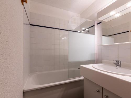 une salle de bain avec une baignoire, un lavabo et une douche dans l'établissement Les Eterlous 25 - Appt vue pistes 4 pers, à Morillon