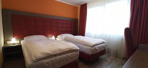 Una cama o camas en una habitación de Hotel Waldblick BSR Garten mit Pavillons im Schwarzwald, ideal für Paare, Familien, Hunde