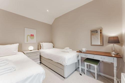 En eller flere senge i et værelse på 3 Mill Street - Norfolk Cottage Agency