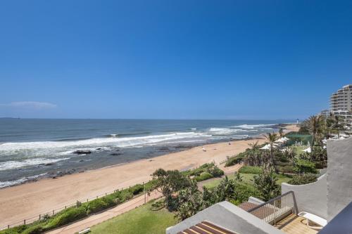 - un balcon offrant une vue sur la plage dans l'établissement 22 Bronze Bay - by Stay in Umhlanga, à Durban