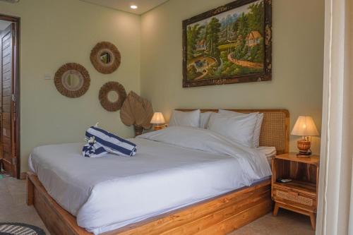 Un dormitorio con una cama con una bolsa azul. en Villa 10 Rose Bali 3BR Luxury en Ungasan