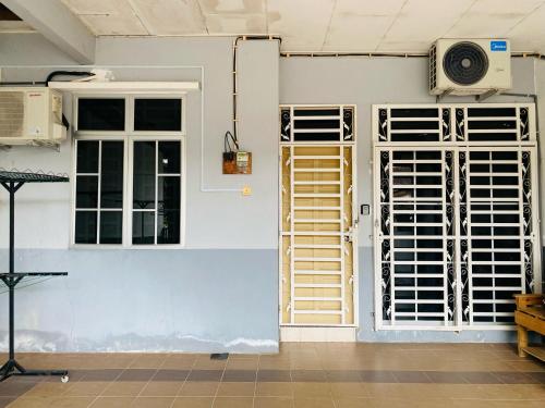 a room with a white wall and a door at Homestay Desa Tikam batu in Sungai Petani