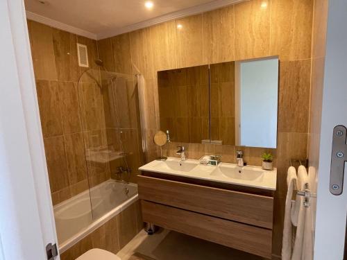 La salle de bains est pourvue d'un lavabo, d'une baignoire et d'une douche. dans l'établissement Sunbird Los Alcázares Golf, à Los Alcázares