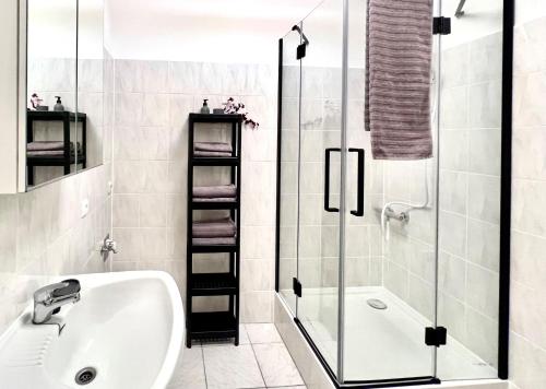 a bathroom with a tub and a sink and a shower at urbanstays Linz Denkstraße in Linz