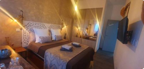 - une petite chambre avec 2 lits et une télévision dans l'établissement Maison agréable et paisible, à Carcassonne