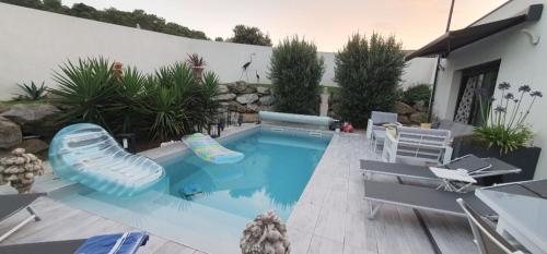 - une piscine avec toboggan dans l'arrière-cour dans l'établissement Maison agréable et paisible, à Carcassonne