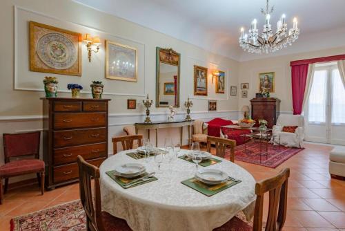 uma sala de jantar com uma mesa e uma sala de estar em La casa di Dante em Palermo