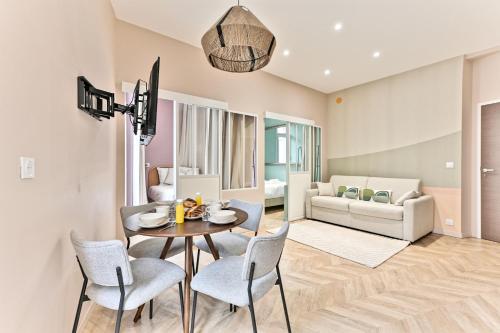 - une salle à manger et un salon avec une table et des chaises dans l'établissement Appartement proche Parc Monceau - II, à Paris