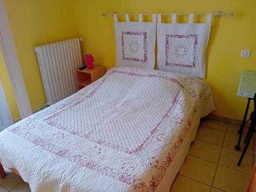 a bedroom with a bed with a pink and white blanket at LE PETIT VERMONDOIS in Le Bacon