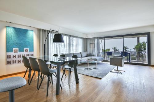 une salle à manger et un salon avec une table et des chaises dans l'établissement Sublime Appartement Promenade des Anglais (1), à Nice