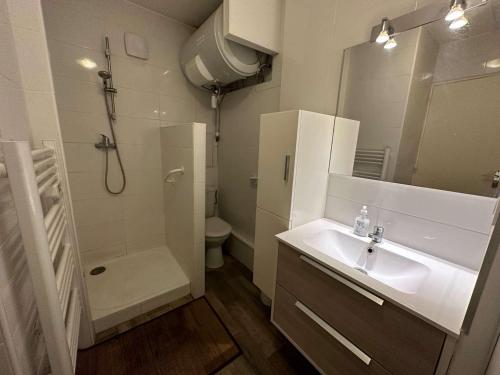 une salle de bain avec un lavabo, une douche et des toilettes dans l'établissement Climatisation, connexion fibre, au cœur des Sablettes, tout à pied..., à La Seyne-sur-Mer