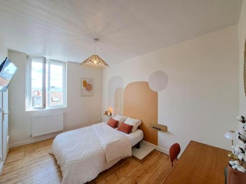 une chambre blanche avec un lit et une fenêtre dans l'établissement Appartement Cosy, à Reims