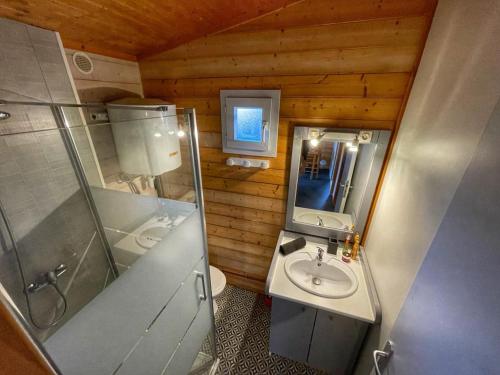 ein kleines Badezimmer mit Dusche und Waschbecken in der Unterkunft Village de Chalets in Joyeuse