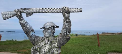 a statue of a man holding up a cross at La Petite Taupe - Chambres d'hôtes in Saint-Omer