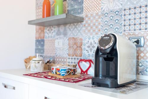 a toaster sitting on top of a kitchen counter at Sole e Girasoli in Molfetta