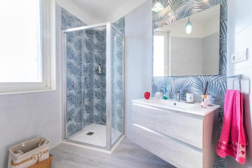 ein Bad mit einer Dusche, einem Waschbecken und einem Spiegel in der Unterkunft Sole e Girasoli in Molfetta
