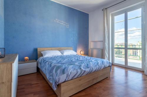 Schlafzimmer mit einem Bett mit blauer Wand in der Unterkunft Sole e Girasoli in Molfetta