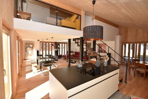 eine Küche und ein Wohnzimmer in einem Haus in der Unterkunft Fantastic renovated Chalet in the heart of Alps in Münster VS