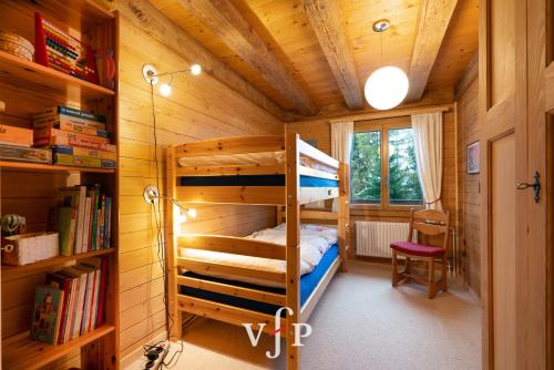 een kamer met 2 stapelbedden in een hut bij L'Alouvy Winter Dream Chalet for Family at Verbier in Verbier