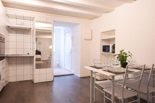 une cuisine et une salle à manger avec une table et des chaises dans l'établissement Cabana & Cœur de Ville - Proche Gare & Lac, à Annecy