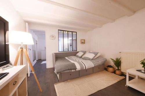 um quarto com uma cama e uma televisão em Cabana & Cœur de Ville - Proche Gare & Lac em Annecy