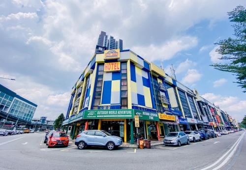 Sun Inns D2 @ Seri Kembangan في سيري كيمبانغان: مبنى كبير به سيارات تقف في موقف للسيارات