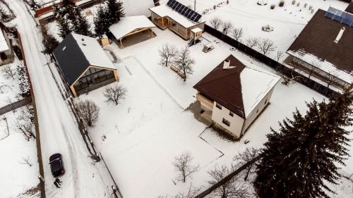 una vista aérea de una casa en la nieve en Casa Tinca 1, en Izvoru Mureşului