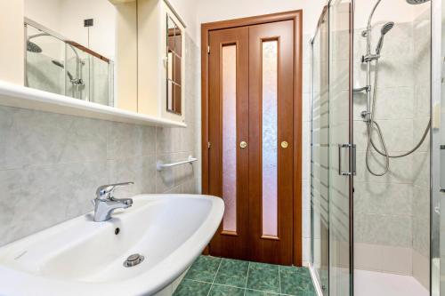uma casa de banho com um lavatório e um chuveiro em Miralago 2 Beautiful view em Toscolano Maderno