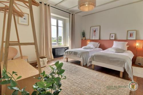 een slaapkamer met 2 bedden en een groot raam bij Ti ma zud in Plestin-les-Grèves