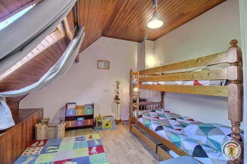 - une chambre avec 2 lits superposés et un escalier dans l'établissement La maison de tredrez, à Kerouguel