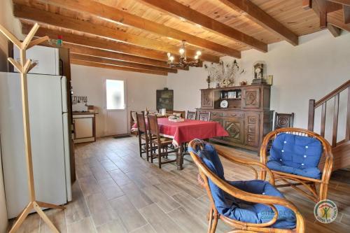 une cuisine et une salle à manger avec une table et des chaises dans l'établissement Denise et jean, à Bas Kerhain