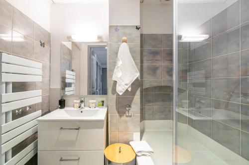 uma casa de banho com um chuveiro e um lavatório. em Grand 3P pour 6 Pers proche Palais à Cannes * idéal Congrès em Cannes