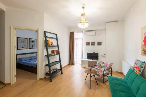 - un salon avec un canapé vert et un lit dans l'établissement Best Location Apartment in Old Tbilisi, à Tbilissi