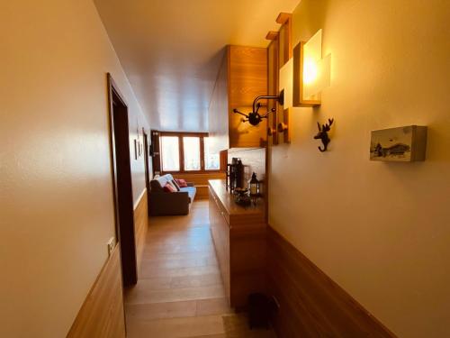 een hal van een huis met een kamer met een bank bij Charlotte Lodge Cervinia in Breuil-Cervinia