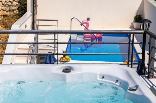 un bain à remous sur un balcon avec piscine dans l'établissement VillaPetra ; Veliko Brdo, à Makarska