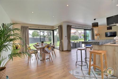 une cuisine et un salon avec une table et des chaises dans l'établissement Ty mam goz, à Trébeurden