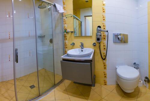 Bulvar Inn Baku Hotel في باكو: حمام مع مرحاض ومغسلة ودش