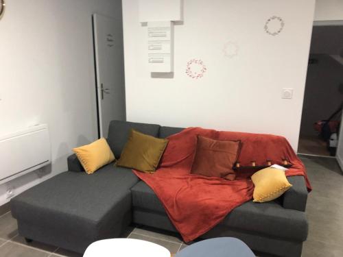 - un canapé avec une couverture dans l'établissement appartement 8 couchages 201, à Laveissière