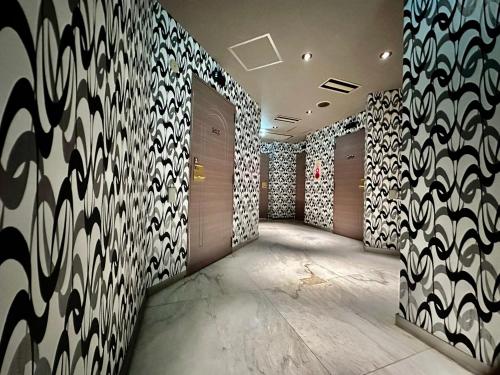 a hallway with black and white patterned walls at grandir ｸﾞﾗﾝﾃﾞｨｰﾙ-Adult Only- in Yokohama