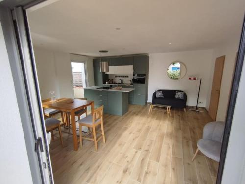 une cuisine et un salon avec une table et des chaises dans l'établissement Maison Le Phare, 4 personnes, à La Tranche-sur-Mer